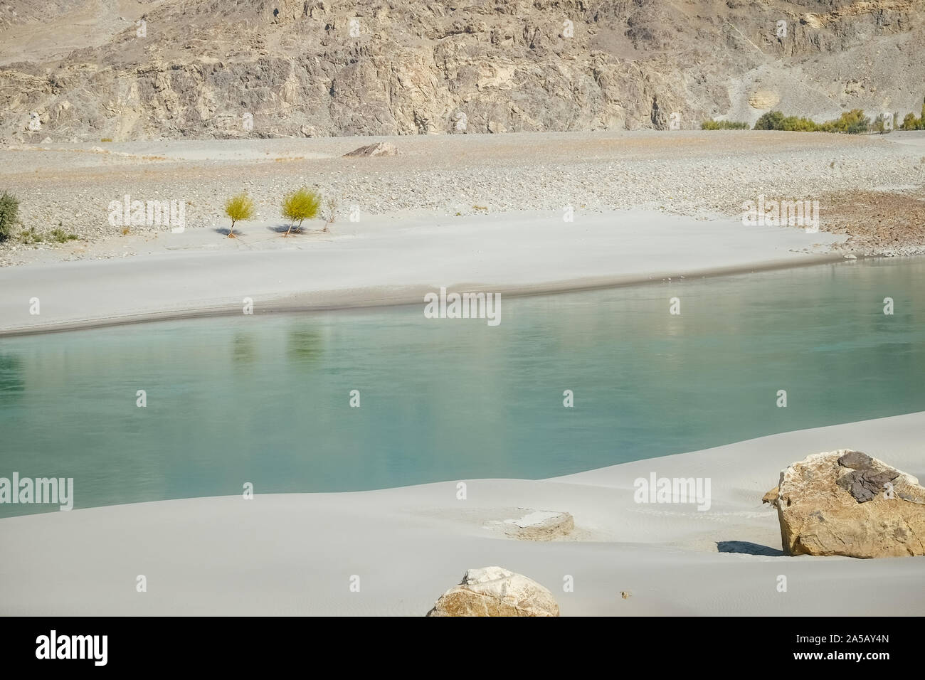 Klare Wasser des Shyok Fluss entlang der Sand Strand in Ghanche. Gilgit Baltistan, Pakistan. Stockfoto