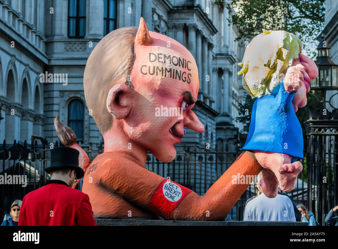 London, Großbritannien. Okt, 2019 19. Bildnisse von Boris Johnson, wie eine Marionette von Dominic Cummings-Stop Brexit betrieben, Abstimmung März vom West End, Westminster. Credit: Guy Bell/Alamy leben Nachrichten Stockfoto