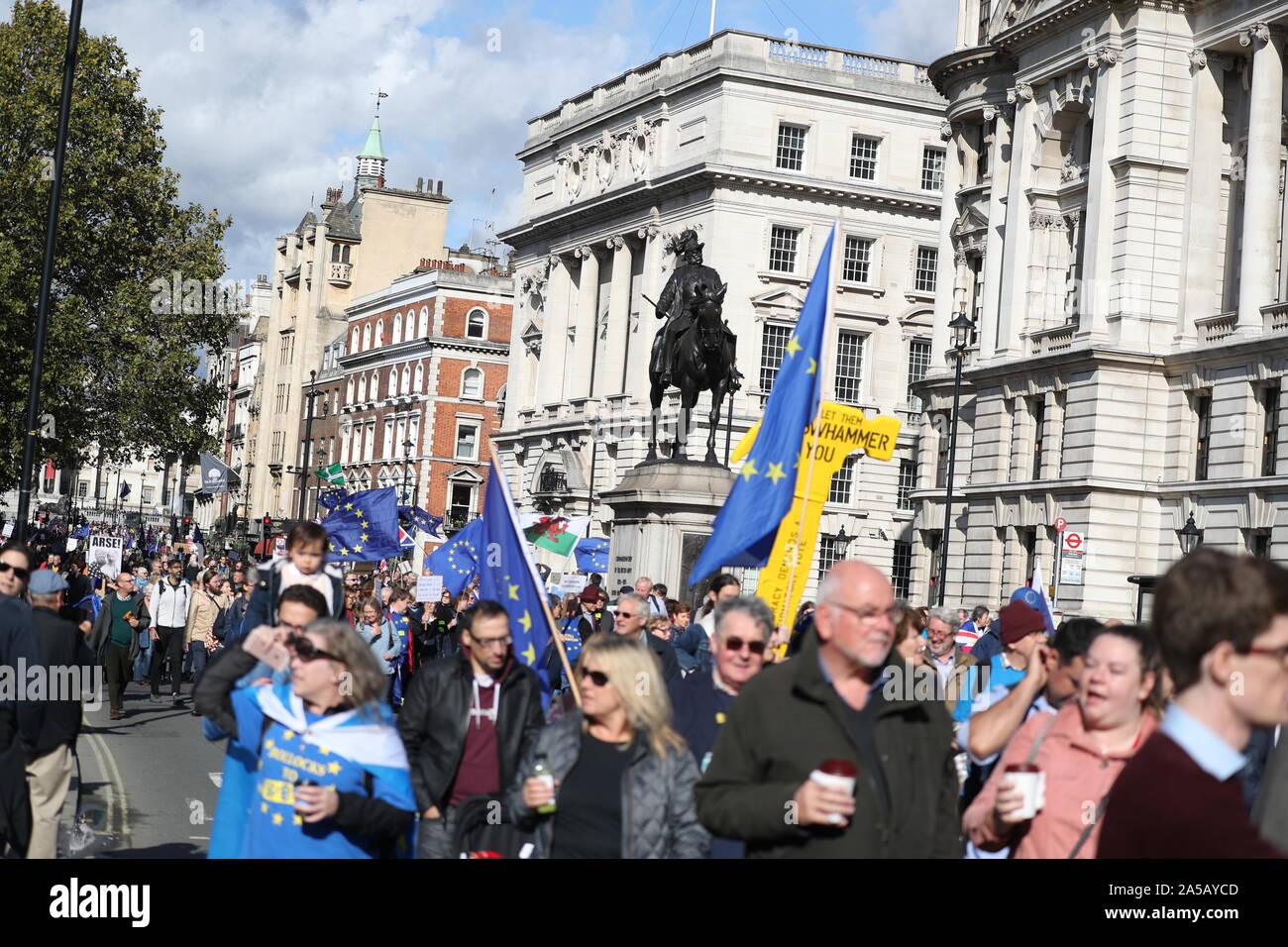 London, UK, 19. Oktober 2019, Tausende von Menschen marschierten durch London für eine große Demonstration Aufruf für einen abschließenden Volksabstimmung über Brexit sagen. Organisiert von der Abstimmung Kampagne und von den Unabhängigen, der März Platz nur zwei Wochen dauerte, bevor Großbritannien unterstützt wird festgelegt, die EU zu verlassen. Aktivisten fordern von der Regierung eine endgültige Abstimmung zu einem Brexit Vereinbarung oder nicht-deal Ergebnis sagen. Quelle: Uwe Deffner/Alamy leben Nachrichten Stockfoto