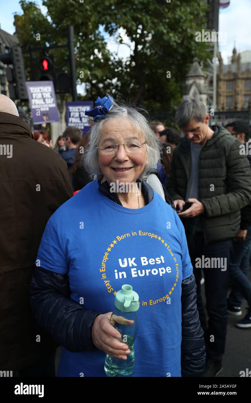 London, UK, 19. Oktober 2019, Tausende von Menschen marschierten durch London für eine große Demonstration Aufruf für einen abschließenden Volksabstimmung über Brexit sagen. Organisiert von der Abstimmung Kampagne und von den Unabhängigen, der März Platz nur zwei Wochen dauerte, bevor Großbritannien unterstützt wird festgelegt, die EU zu verlassen. Aktivisten fordern von der Regierung eine endgültige Abstimmung zu einem Brexit Vereinbarung oder nicht-deal Ergebnis sagen. Quelle: Uwe Deffner/Alamy leben Nachrichten Stockfoto