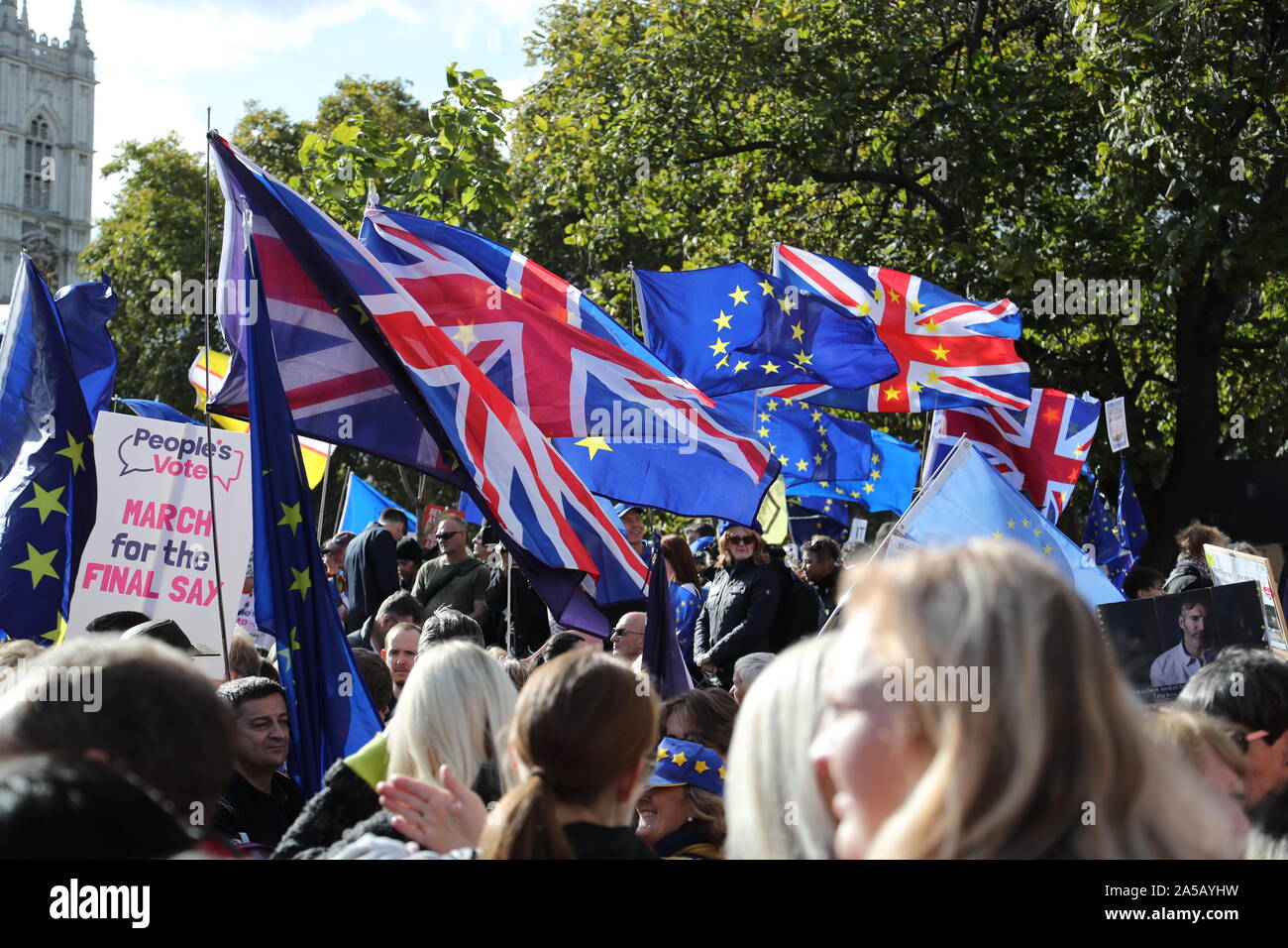 London, UK, 19. Oktober 2019, Tausende von Menschen marschierten durch London für eine große Demonstration Aufruf für einen abschließenden Volksabstimmung über Brexit sagen. Organisiert von der Abstimmung Kampagne und von den Unabhängigen, der März Platz nur zwei Wochen dauerte, bevor Großbritannien unterstützt wird festgelegt, die EU zu verlassen. Aktivisten fordern von der Regierung eine endgültige Abstimmung zu einem Brexit Vereinbarung oder nicht-deal Ergebnis sagen. Quelle: Uwe Deffner/Alamy leben Nachrichten Stockfoto