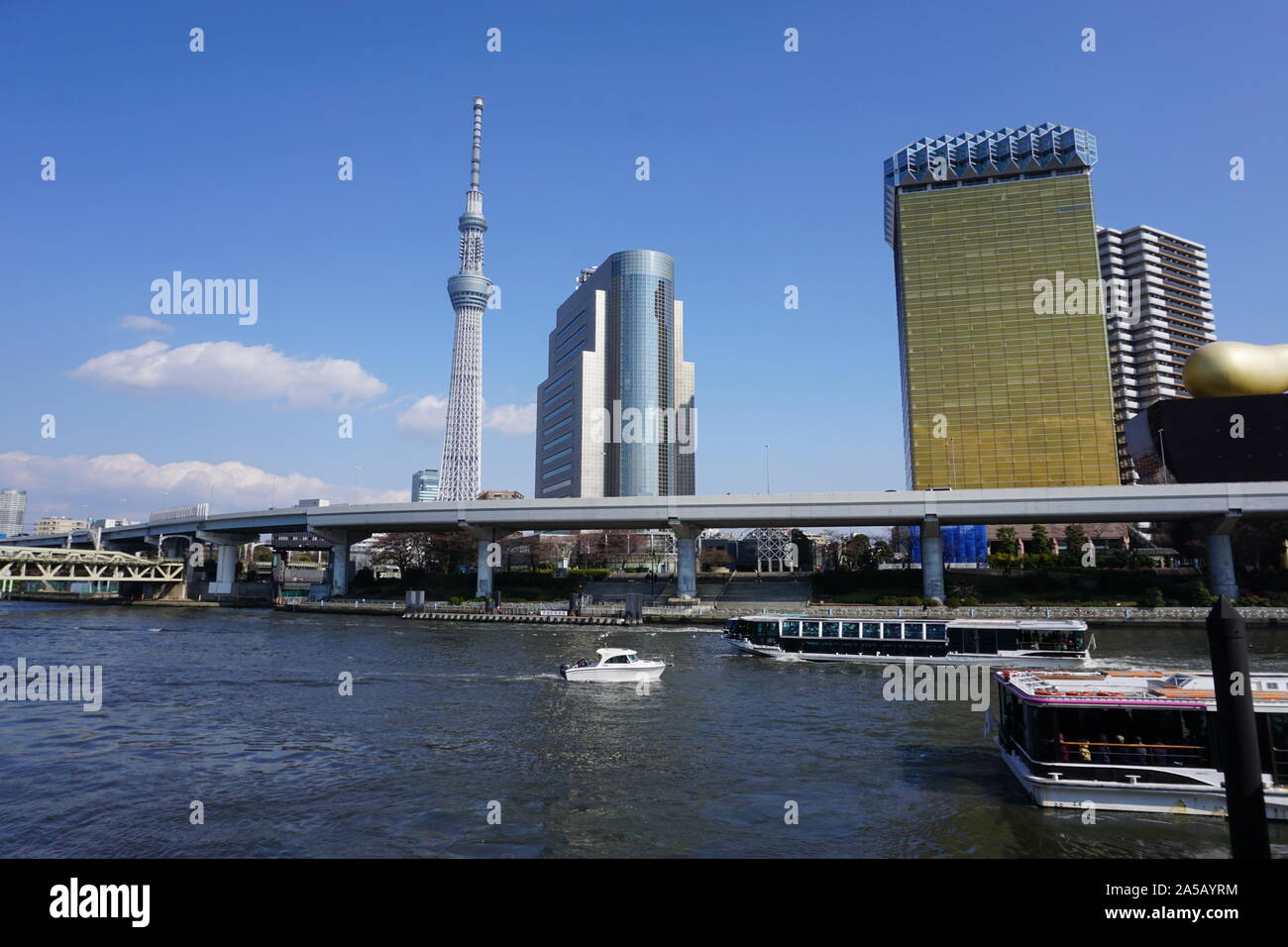 Skytree in Tokio Japan mit Fluß eine Boote Stockfoto