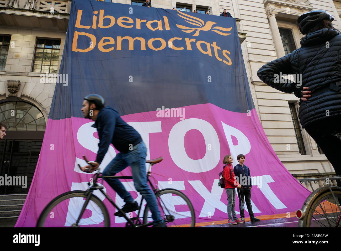 Die Fraktion der Liberalen und Demokratischen Partei Europas protestieren Brexit. Hängen riesige Banner von ihrer Zentrale in London in Westminster. Stockfoto