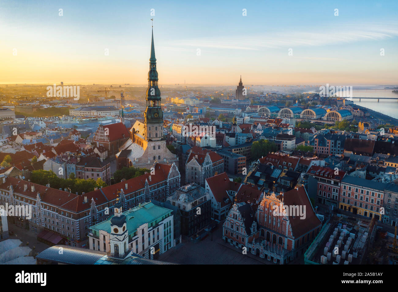 Sonnenaufgang in Zentral Riga, Lettland, im Mai 2019 getroffen Stockfoto