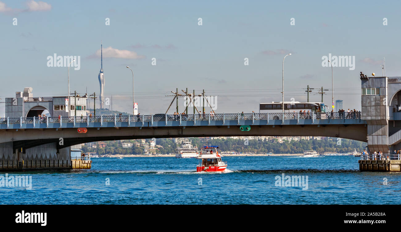 ISTANBUL TÜRKEI kleine rote Boot vorbei unter der Galata Brücke Stockfoto