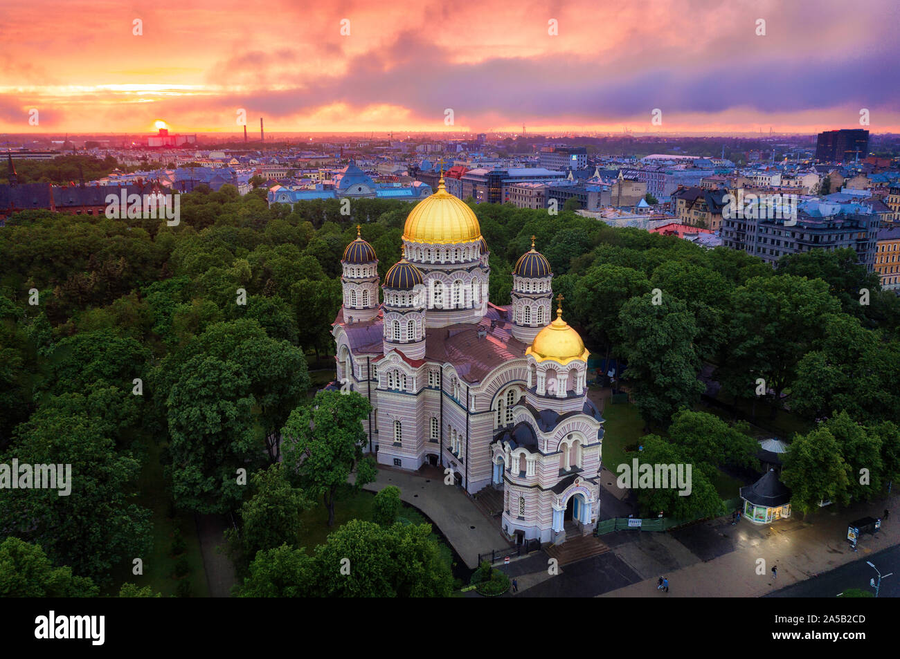 Sonnenaufgang in Zentral Riga, Lettland, im Mai 2019 getroffen Stockfoto