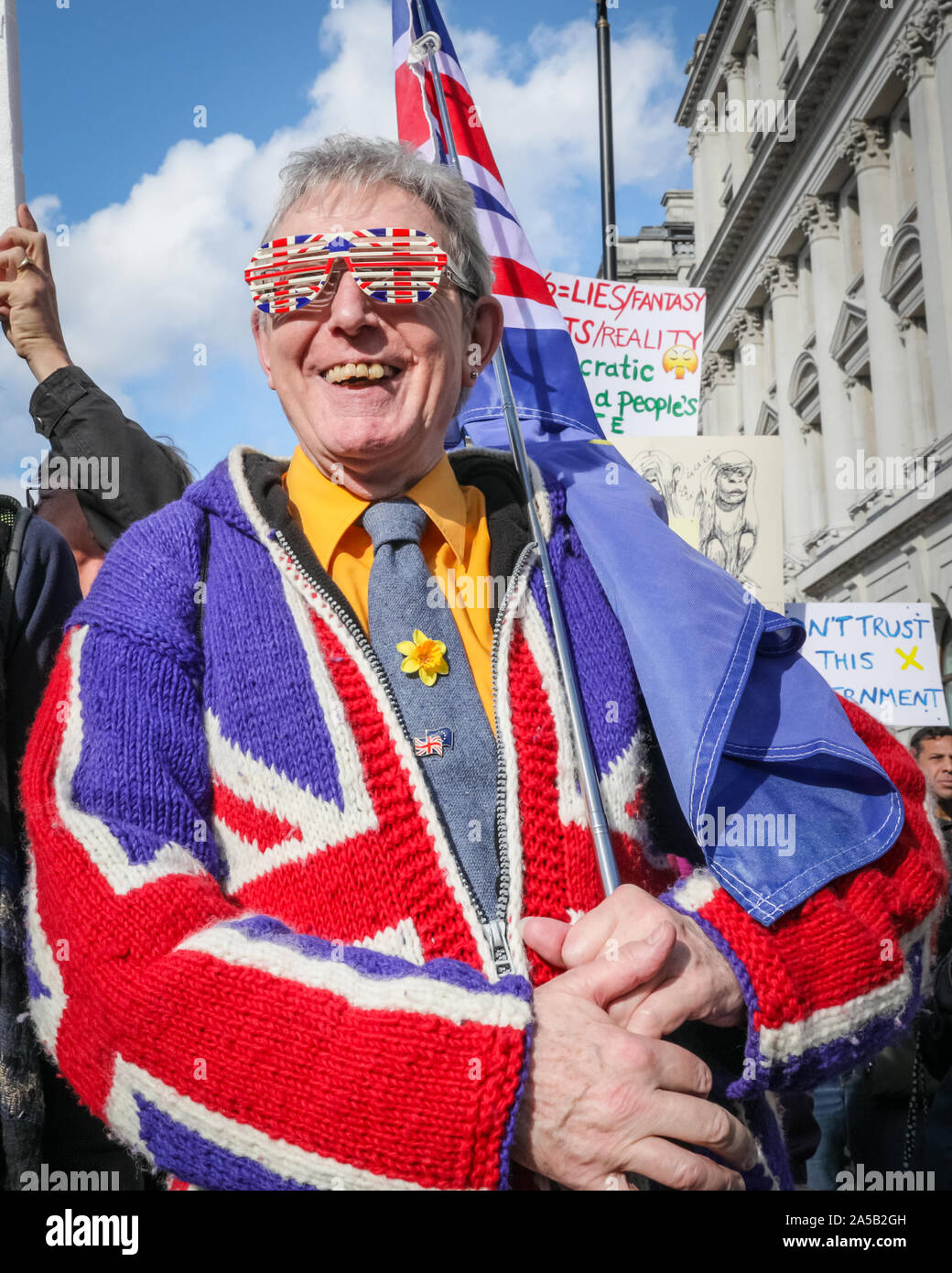 London, Großbritannien, 19. Oktober 2019. Man in Union Jack Flaggen und EU Flaggen. Hunderttausende Demonstranten in farbenfrohen Outfits, mit Fahnen und Bannern und aus ganz Großbritannien marschieren für das Recht auf eine "Volksabstimmung" über jedes erreichte Brexit-Abkommen. Der marsch macht seinen Weg von der Park Lane, Hyde Park, durch das Zentrum Londons und endet am Parliament Square, wo das Parlament heute sitzt, um über den Deal abzustimmen. Kredit: Imageplotter/Alamy Live Nachrichten Stockfoto