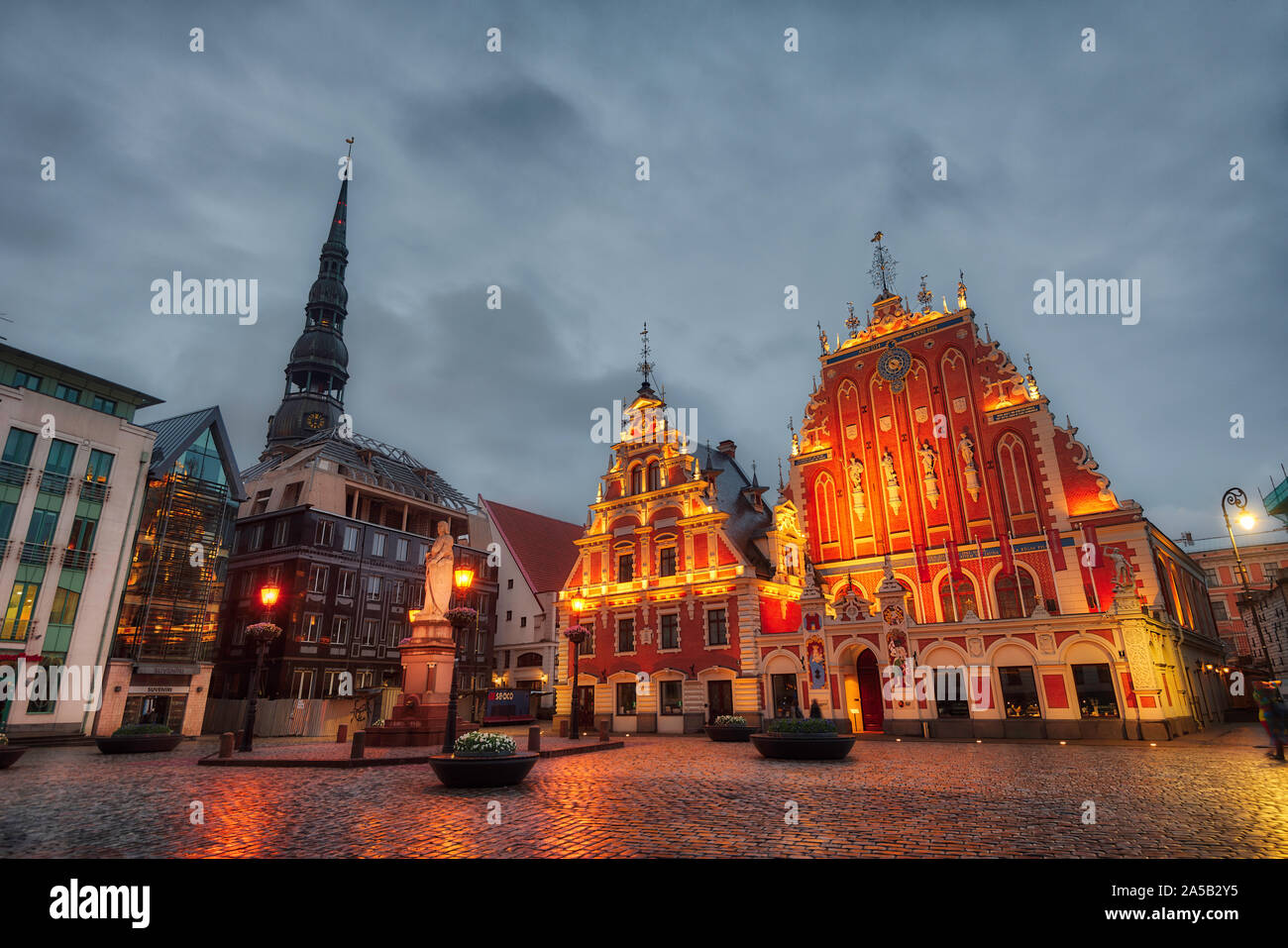 Sonnenaufgang in Zentral Riga, Lettland, im Mai 2019 getroffen Stockfoto