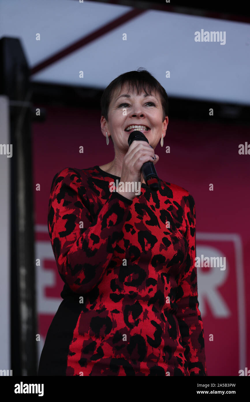 Grüne Partei MP Caroline Lucas, der auf der Bühne während eines anti-Brexit Rallye in Parliament Square in London, nachdem bekannt wurde, dass die letwin Änderungsantrag, der darauf abzielt, eine no-deal Brexit am 31. Oktober angenommen wurde, folgenden Premierminister Boris Johnson's Aussage im Unterhaus auf seinem neuen Brexit Angebot zu vermeiden. Stockfoto