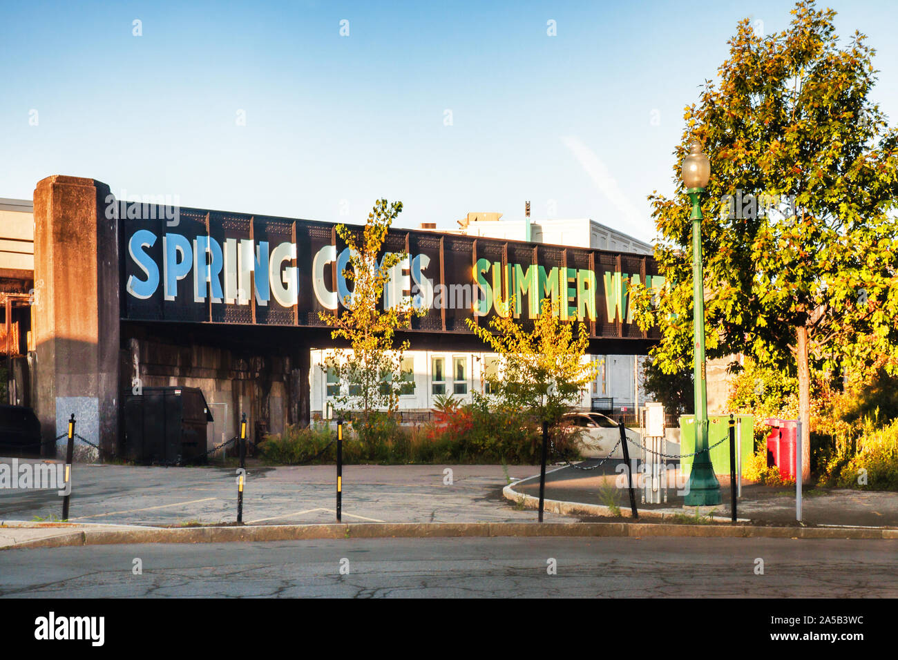 In Syracuse, New York, USA. Oktober 19, 2019. 'Spring kommt, Sommer Waits' Wandbild von Steve der West Fayette Rrailroad Bridge in der Innenstadt von Syrakus Stockfoto