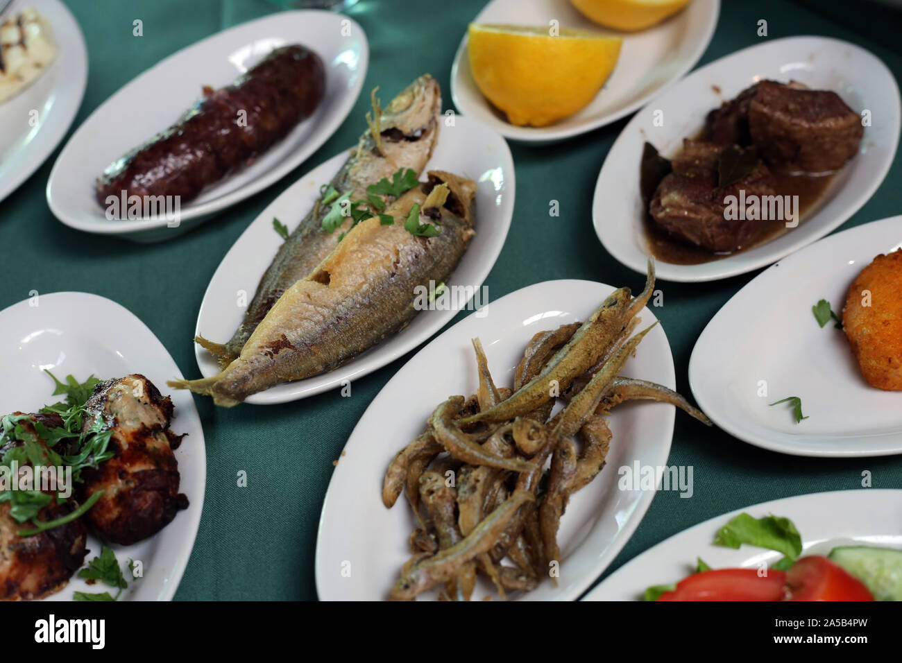 Riesige meze Essen häufig serviert in Zypern. Auf diesem Foto sehen Sie verschiedene Fisch, Wurst, Gemüse, usw. Auf kleinen Tellern auf den Tisch. Stockfoto