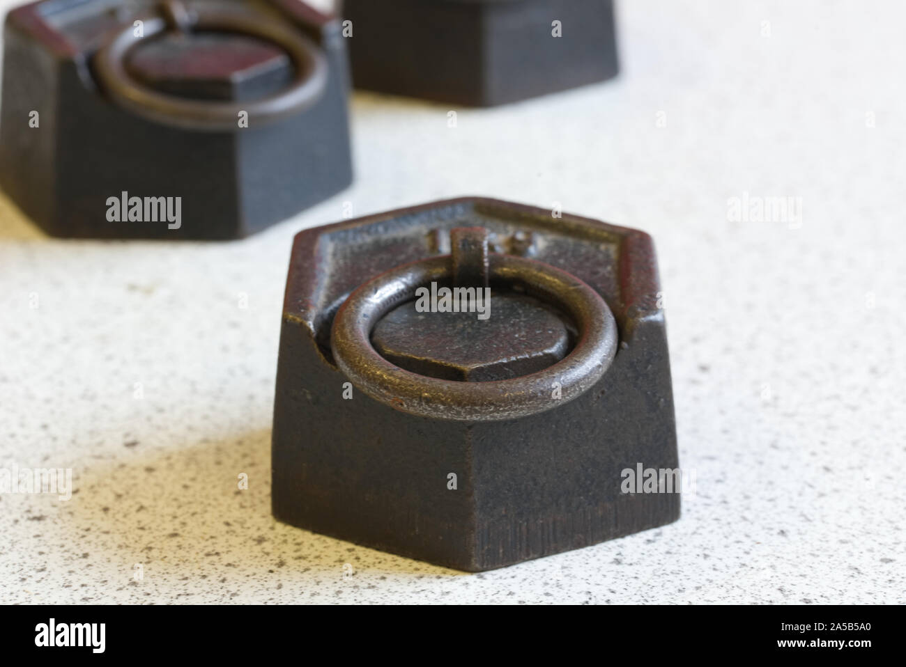 1 kg masseson einem Schreibtisch in einem wissenschaftlichen Labor. Wissenschaft Bildung Konzept Stockfoto