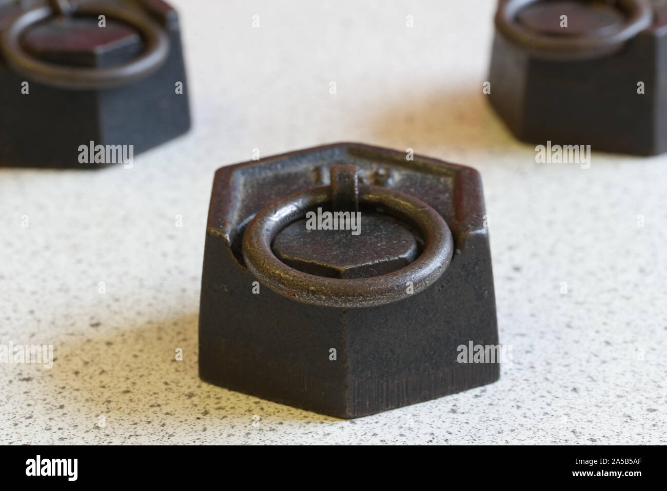 1 kg masseson einem Schreibtisch in einem wissenschaftlichen Labor. Wissenschaft Bildung Konzept Stockfoto