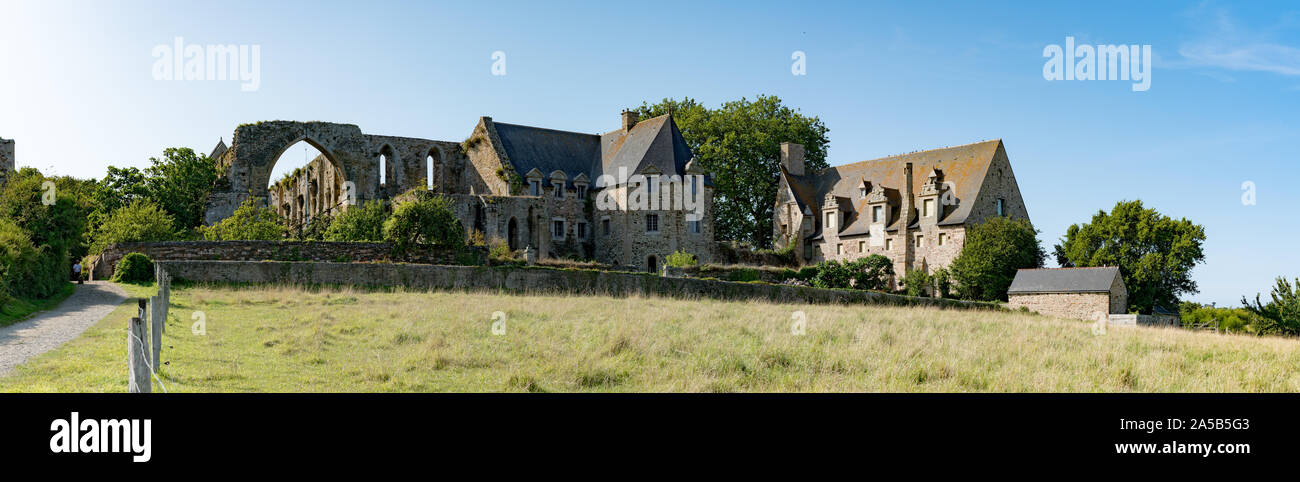 Paimpol, Cotes-d'Armor/Frankreich - 20. August 2019: Panorama Blick auf die Abtei von Beauport in Paimpol Stockfoto