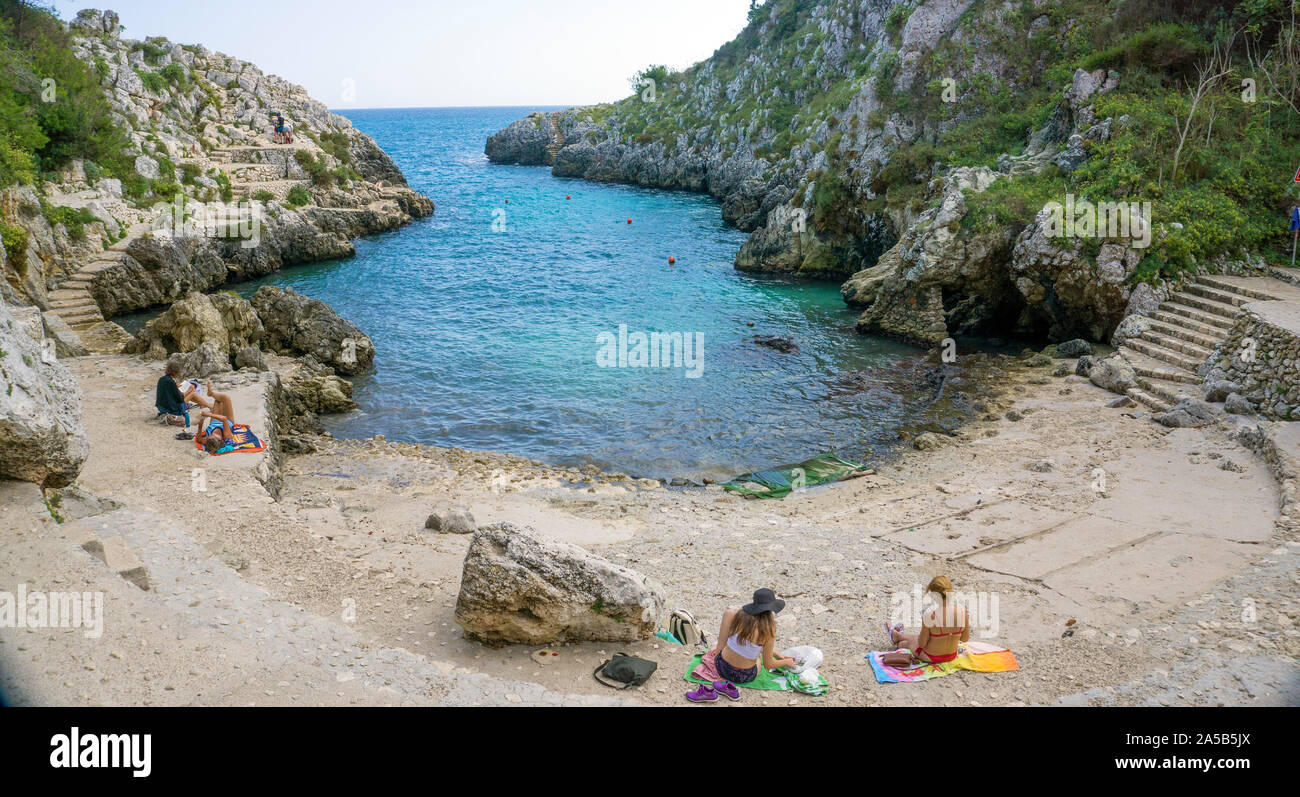 Der idyllische Strand und auf die Bucht Cala dell'Emilia in Castro, Lecce, Apulien, Italien Stockfoto