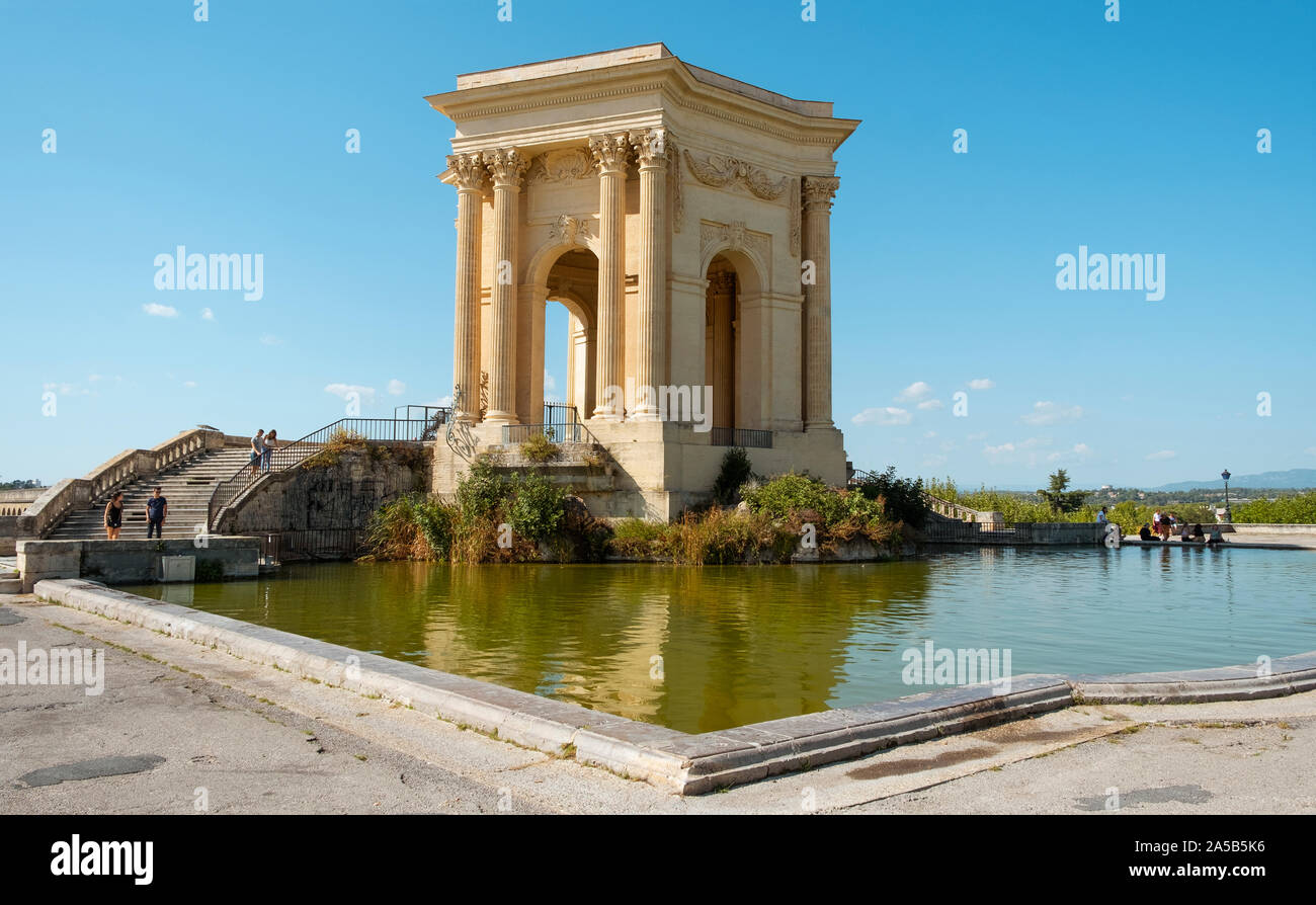 MONTPELLIER, Frankreich - 19. SEPTEMBER 2019: Ein Blick auf die Promenade du Peyrou Garten in Montpellier, Frankreich, Chateau de Eau, seine ikonische hervorheben Stockfoto