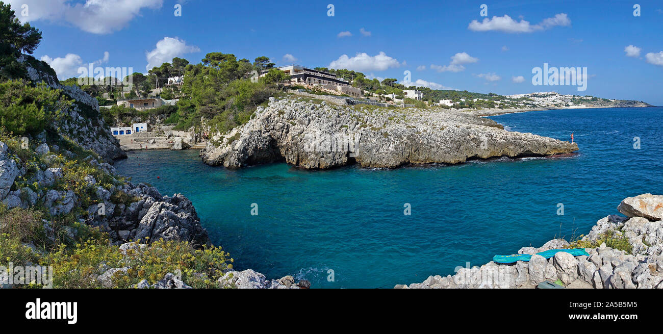 Der idyllische Strand und auf die Bucht Cala dell'Emilia in Castro, Lecce, Apulien, Italien Stockfoto