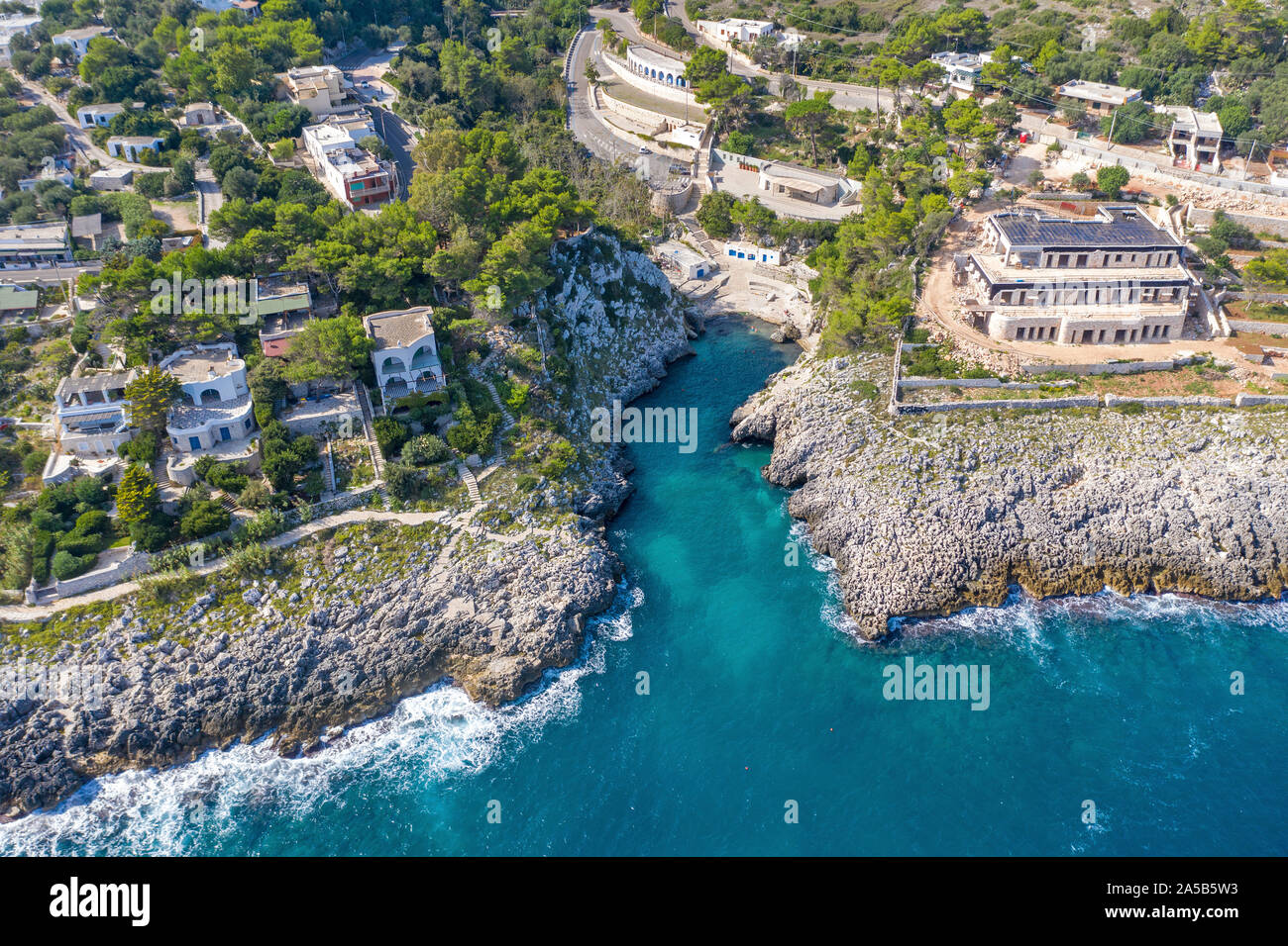 Luftaufnahme des idyllischen Strand und auf die Bucht Cala dell'Emilia in Castro, Lecce, Apulien, Italien Stockfoto