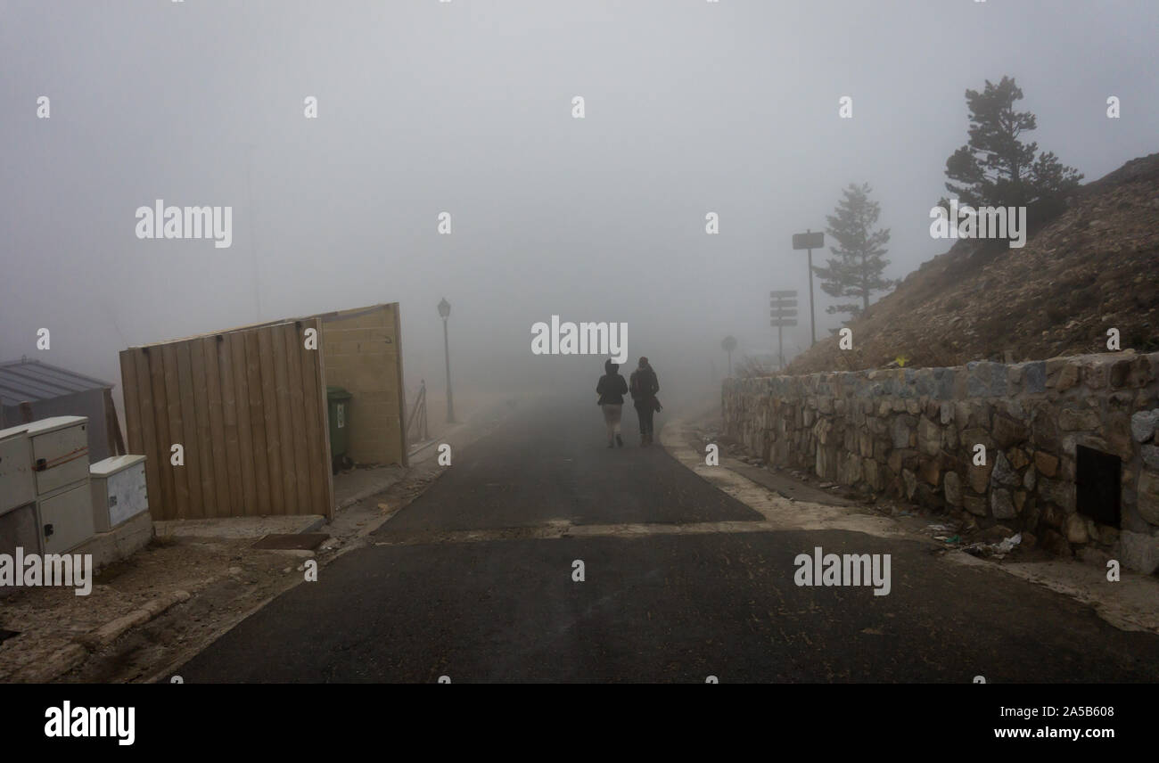 In der Mitte der Nebel und der Kälte des Winters. Stockfoto