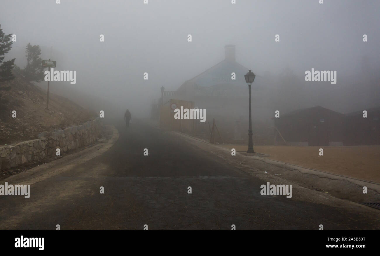 In der Mitte der Nebel und der Kälte des Winters. Stockfoto