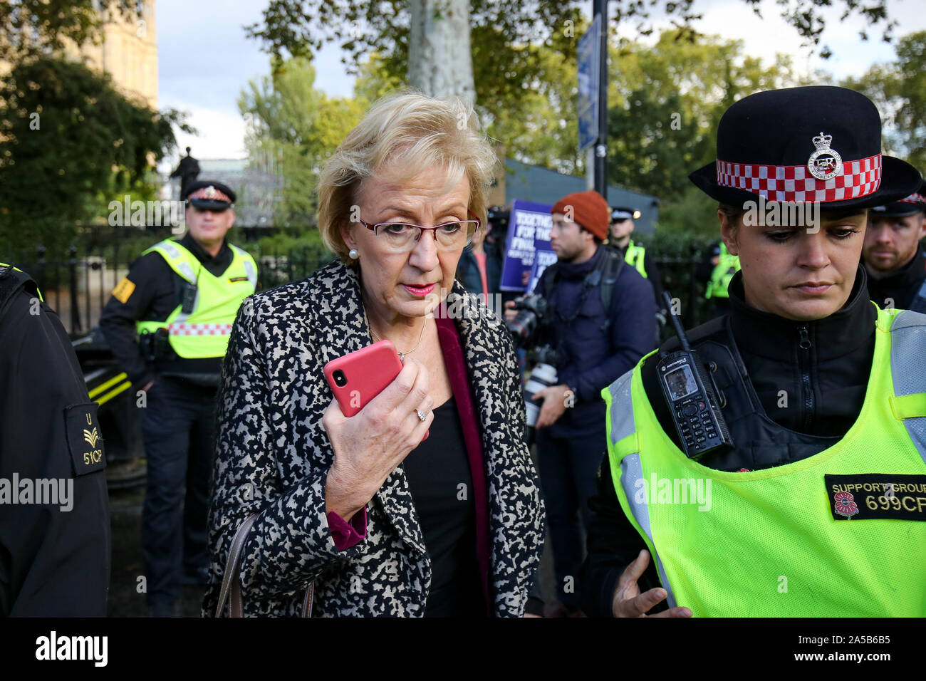 Business Sekretärin Andrea Leadsom wird durch Polizeibeamte in Parliament Square, London begleitet, während ein anti-Brexit, lasst uns gehört, Rallye, nach wurde bekannt, dass der Letwin Änderungsantrag, der darauf abzielt, um zu verhindern, dass eine Nicht-deal Brexit am 31. Oktober angenommen wurde. Stockfoto