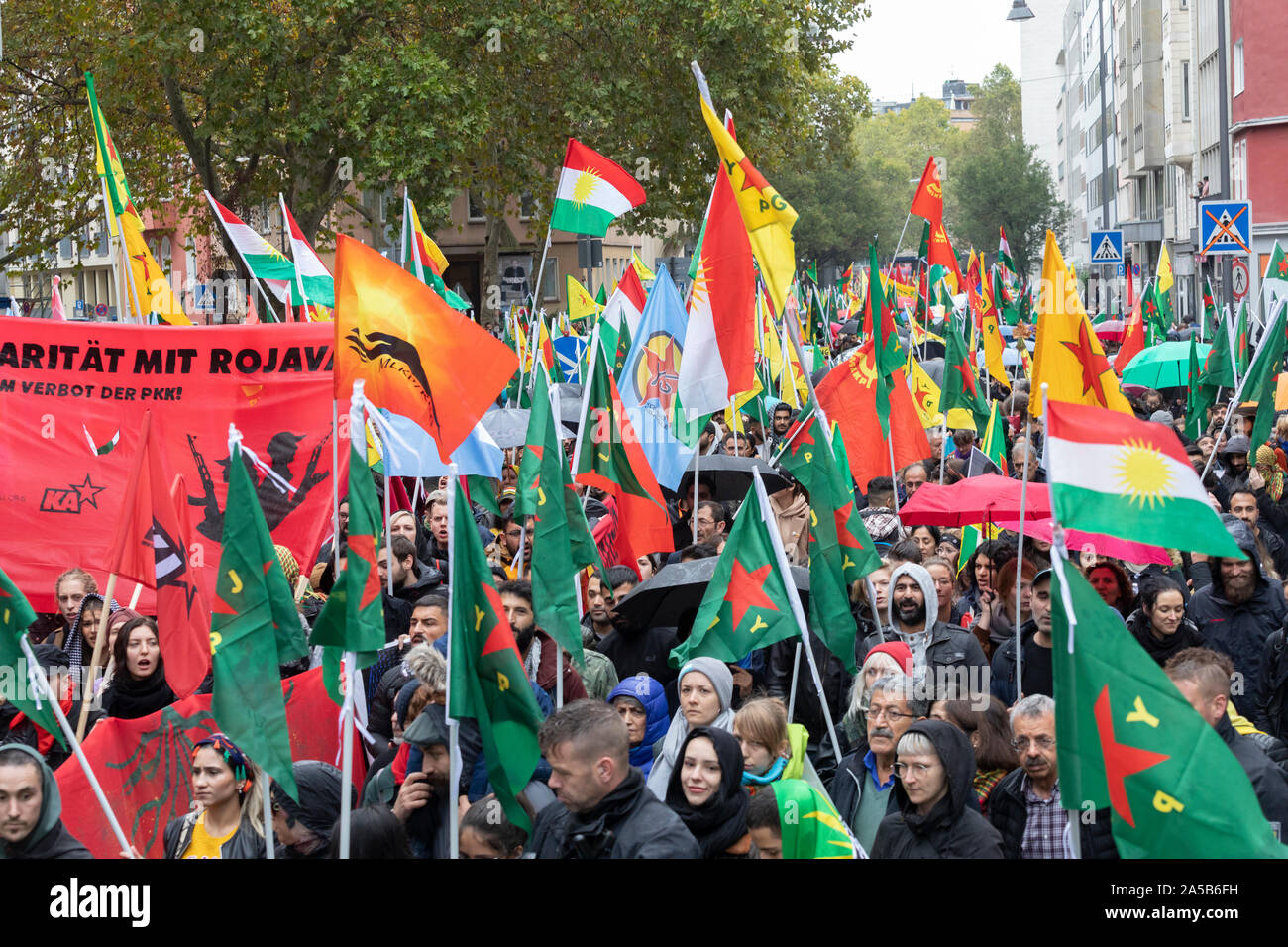 Demonstration am Samstag 2019/10/19 in Köln gegen die militärische Offensive der Türkei im Norden Syriens mit über 10.000 Teilnehmer. Stockfoto