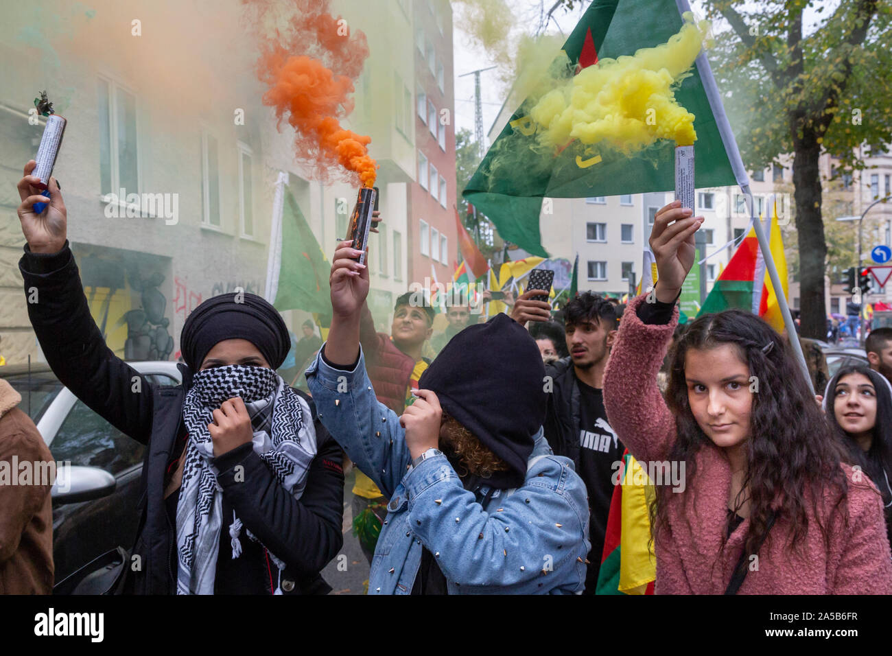 Demonstration am Samstag 2019/10/19 in Köln gegen die militärische Offensive der Türkei im Norden Syriens mit über 10.000 Teilnehmer. Stockfoto