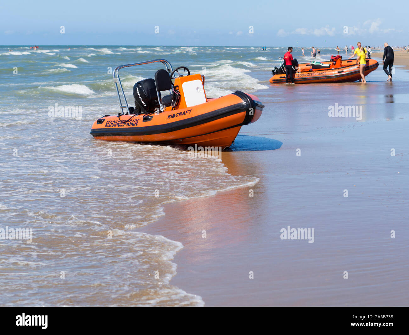 Katwijk, Niederlande - 22 Juli 2015: Aufblasbare Motorboote der Niederländischen bay watch/Rettungsschwimmer Brigade ('Reddingsbrigade') an einem Strand der Nordsee Stockfoto