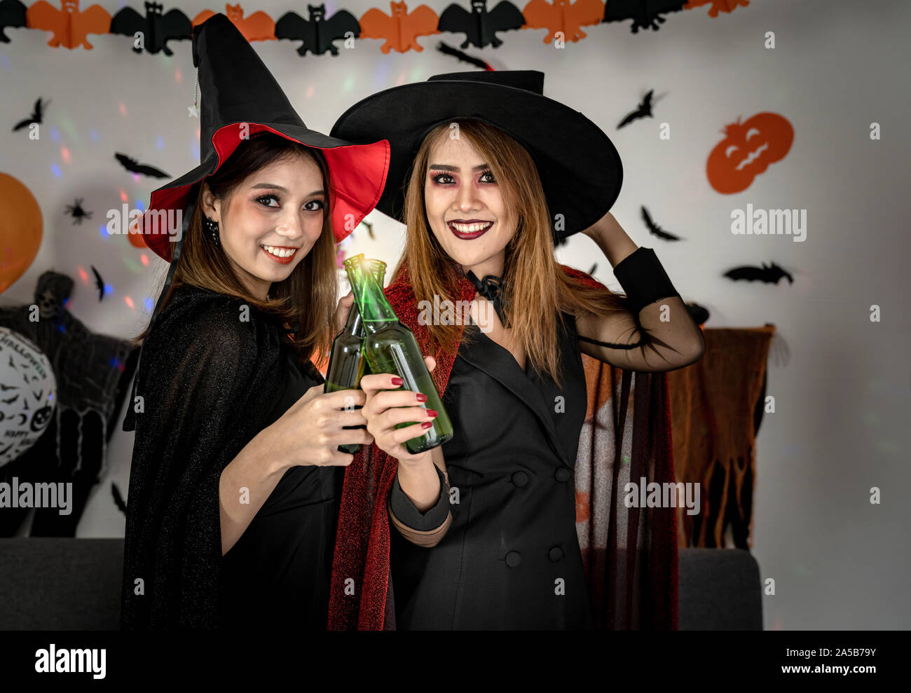 Zwei junge Erwachsener und Jugendlicher Mädchen feiern eine Halloween Party  Karneval in Halloween Kostüme Alkohol Bier Stockfotografie - Alamy