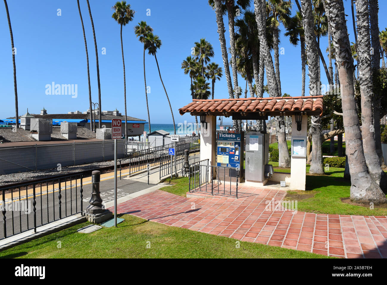 SAN CLEMENTE - Kalifornien - 18 Okt 2019: Metrolink Ticket Kiosk an der San Clement Pier zu stoppen. Stockfoto