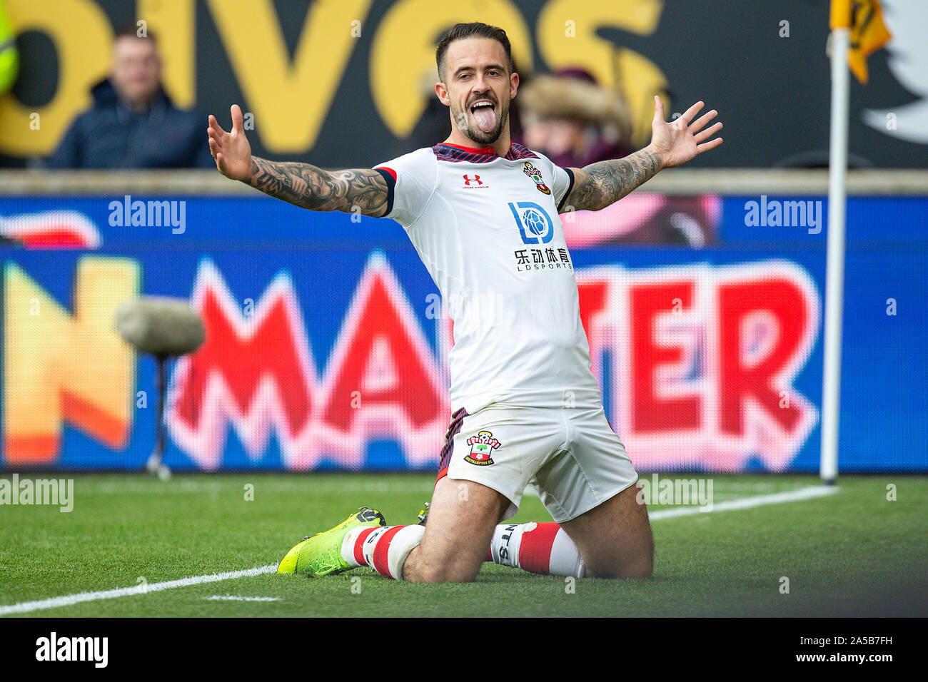 WOLVERHAMPTON, ENGLAND 19. OKTOBER Danny Ings von Southampton feiert nach zählen während der Premier League Match zwischen Wolverhampton Wanderers und Southampton an Molineux, Wolverhampton am Samstag, den 19. Oktober 2019. (Credit: Alan Hayward | MI Nachrichten) das Fotografieren dürfen nur für Zeitung und/oder Zeitschrift redaktionelle Zwecke verwendet werden, eine Lizenz für die gewerbliche Nutzung Kreditkarte erforderlich: MI Nachrichten & Sport/Alamy leben Nachrichten Stockfoto