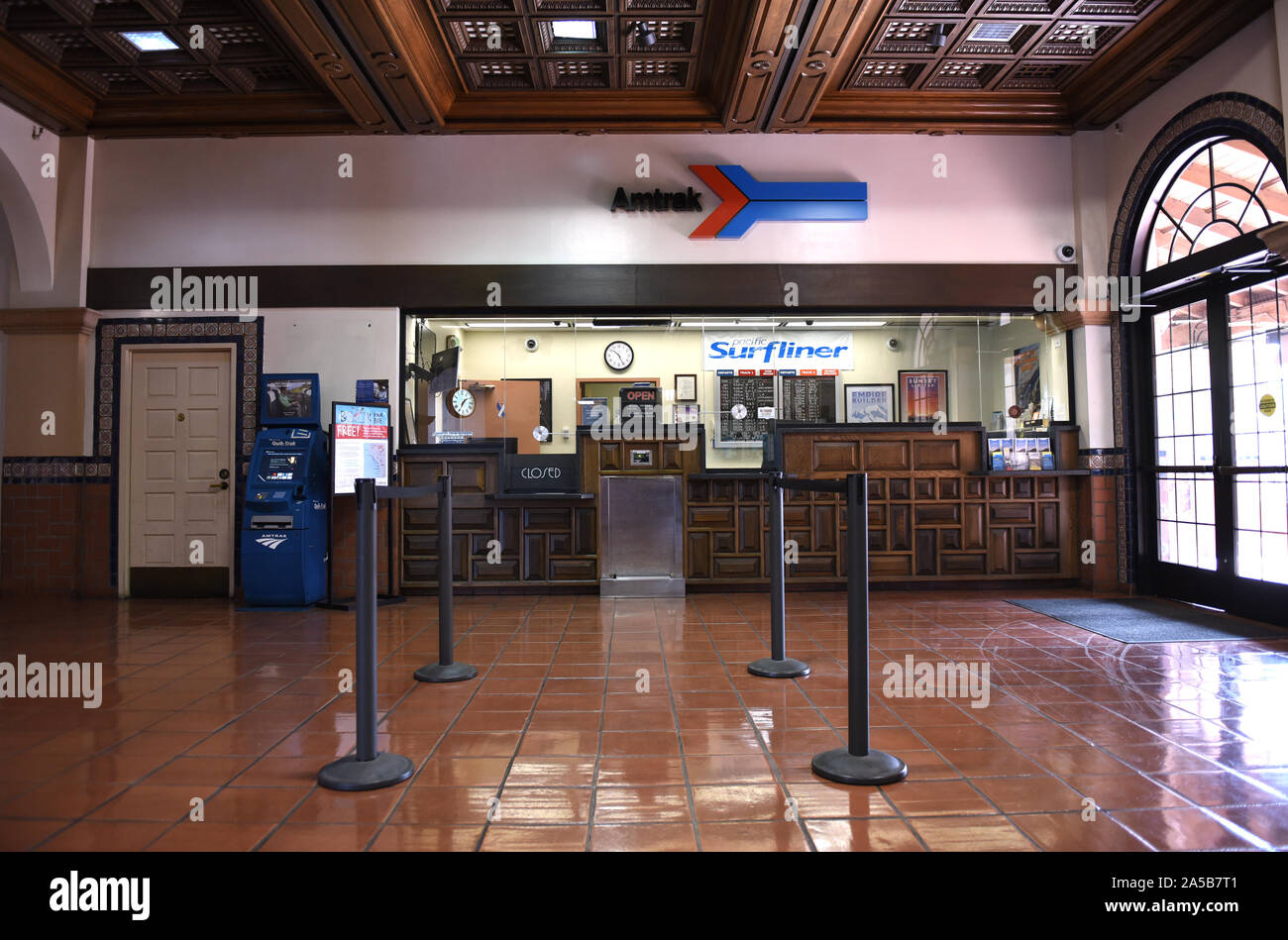 SANTA ANA, Kalifornien - 14 Okt 2019: Amtrak Ticket Counter in der Santa Ana Bahnhof. Stockfoto