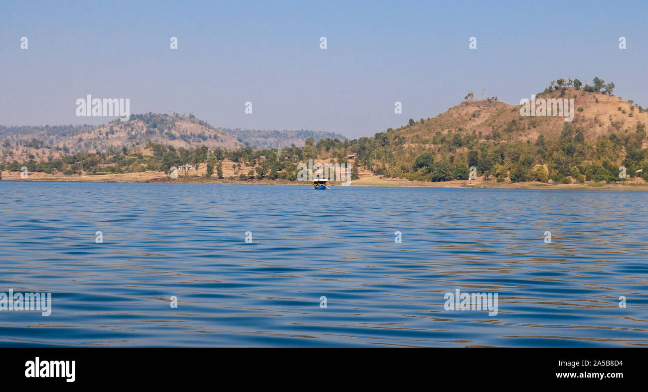 Dudhni See ist einer der landschaftlich schönsten und ruhige Atmosphäre mit dem riesigen Wasser im Gebiet der Union von Indien. Dudhni See ist etwa 40 km. Stockfoto