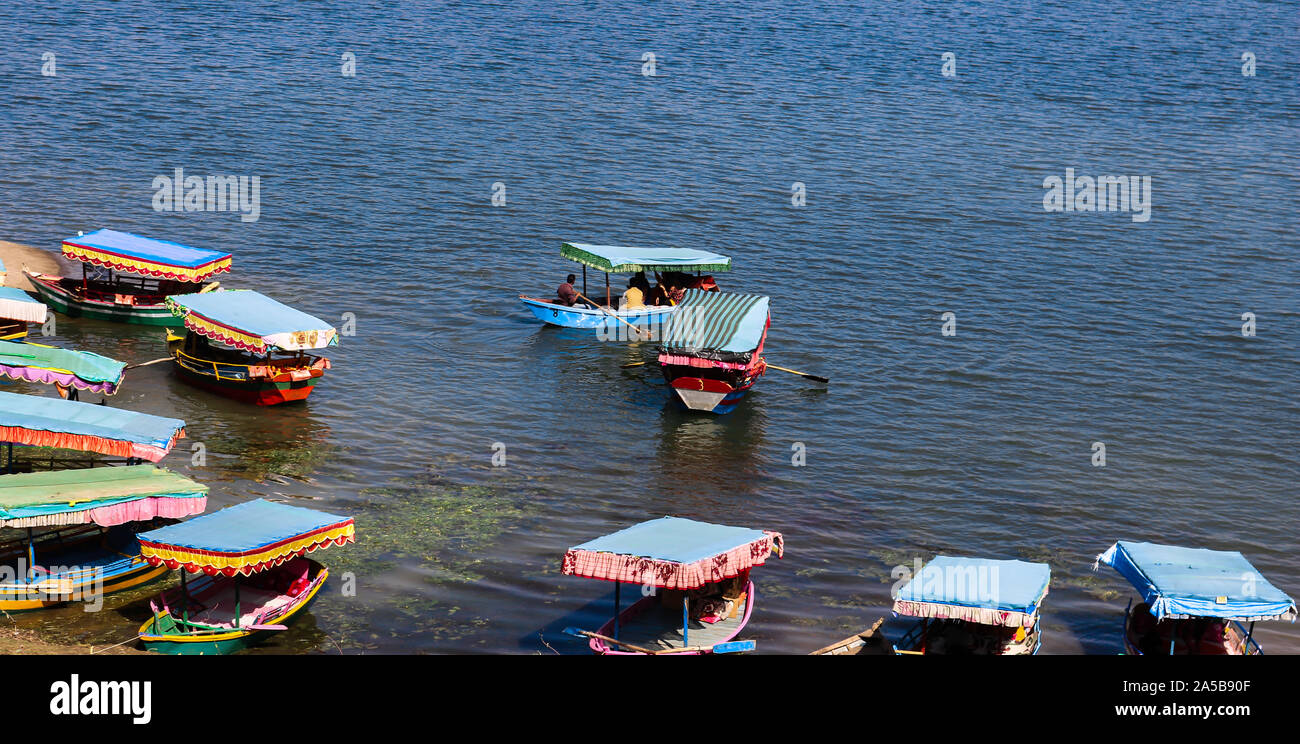 Dudhni See ist einer der landschaftlich schönsten und ruhige Atmosphäre mit dem riesigen Wasser im Gebiet der Union von Indien. Dudhni See ist etwa 40 km. Stockfoto