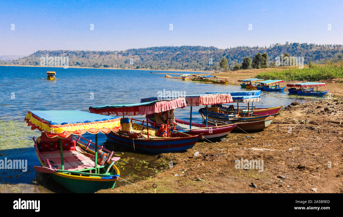 Dudhni See ist einer der landschaftlich schönsten und ruhige Atmosphäre mit dem riesigen Wasser im Gebiet der Union von Indien. Dudhni See ist etwa 40 km. Stockfoto