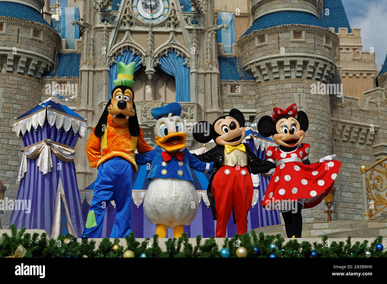 Mickey, Minnie, Goofy und Donald (Disney Hauptfiguren) tanzen in The Dreams come true im Magic Kingdom Orlando Florida, USA Stockfoto