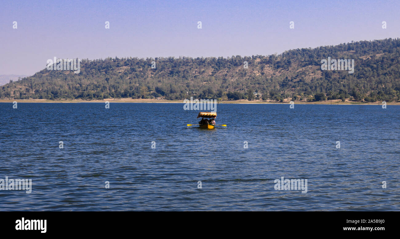 Dudhni See ist einer der landschaftlich schönsten und ruhige Atmosphäre mit dem riesigen Wasser im Gebiet der Union von Indien. Dudhni See ist etwa 40 km. Stockfoto