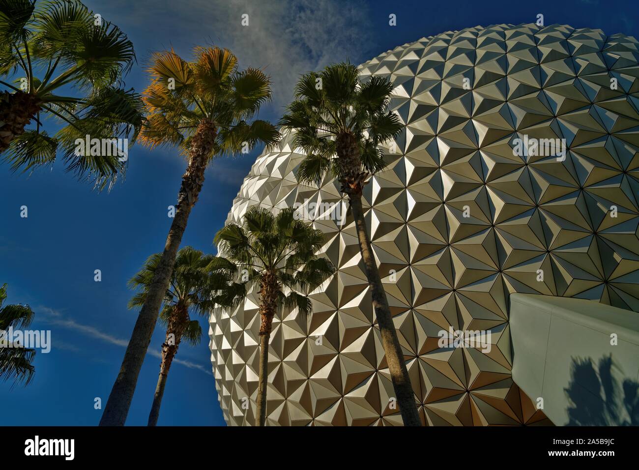 Das Kugelschiff Earth Attraction in Epcot in Walt Disney World in Orlando Florida mit Bäumen und Wolken am Himmel. Stockfoto