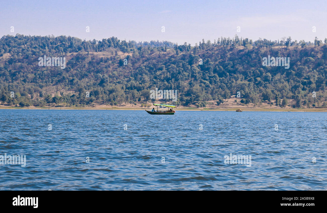 Dudhni See ist einer der landschaftlich schönsten und ruhige Atmosphäre mit dem riesigen Wasser im Gebiet der Union von Indien. Dudhni See ist etwa 40 km. Stockfoto