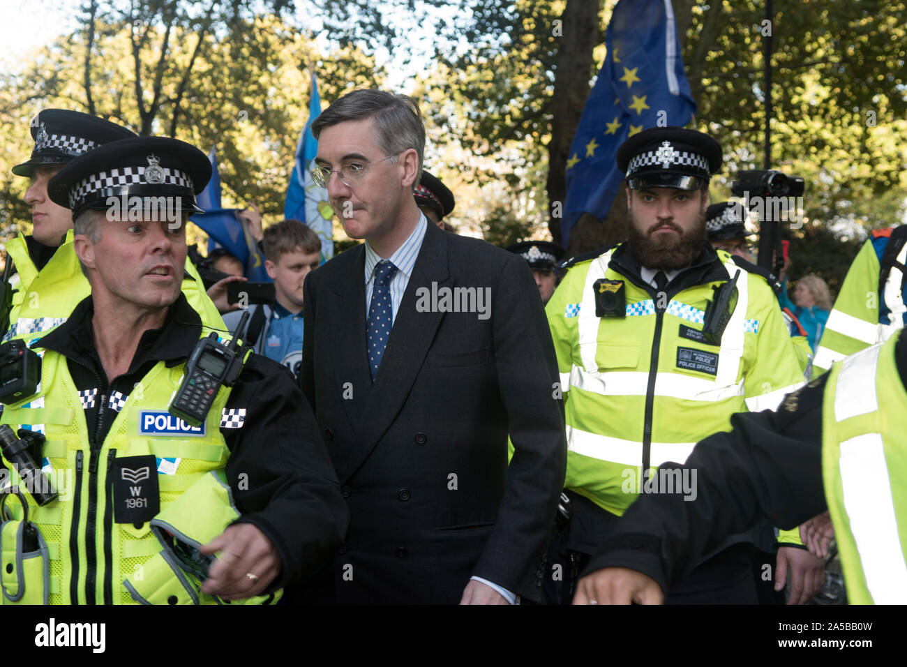 Jacob Rees-Mogg-Abgeordneter braucht Polizeischutz, als er nach der Brexit-Debatte am Super Samstag, 19. Oktober 2019 das Unterhaus verlässt. Bedrohliche verbale missbräuchliche Sprache, die bei Parlamentsabgeordneten, London England 2010s UK HOMER SYKES geschrien wurde Stockfoto