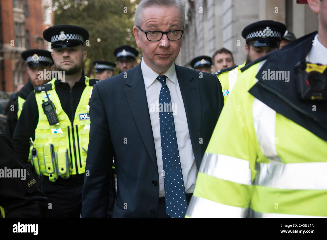 Michael Gove MP braucht Polizeischutz, wenn er das Unterhaus nach der Brexit-Debatte am Super Saturday 19. Oktober 2019 verlässt. Drohende verbale beleidigende Sprache, die Parlamentarier anschreit. 2010s HOMER SYKES Stockfoto