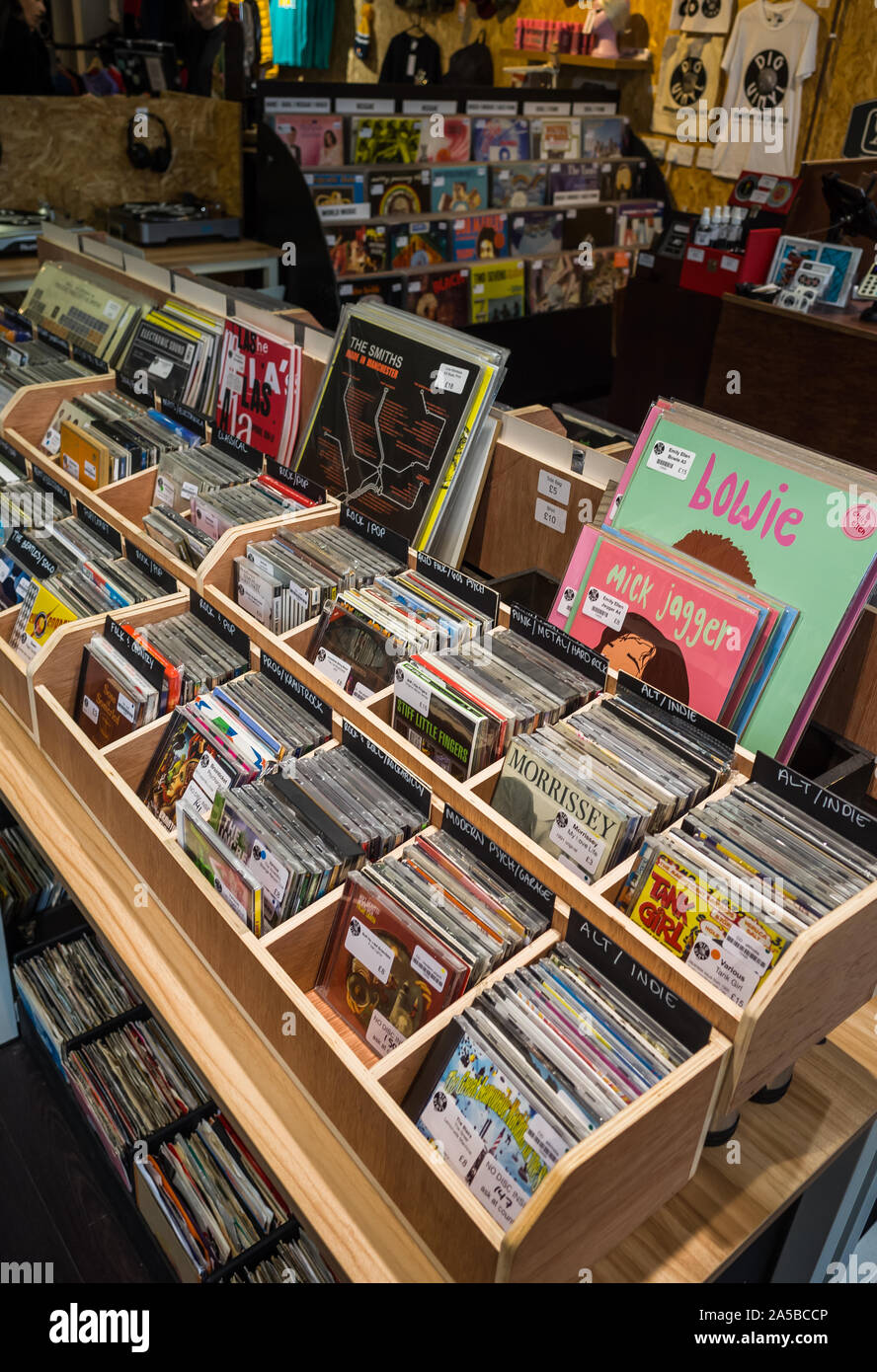 Liverpool, Merseyside, UK - 17. Oktober 2019: Einrichtung der 'Dig Vinyl' Musik Shop Verkauf von Vinyl, cds und Kleidung in Liverpool, Großbritannien. Stockfoto