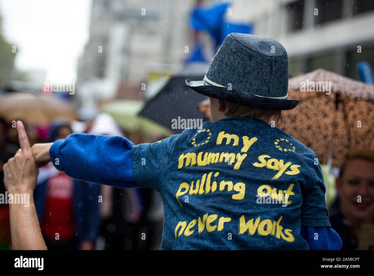 London, Großbritannien. Okt, 2019 19. BREXIT - das abschließende Sagen März durch London, Vereinigtes Königreich. Foto von Andy Rowland. Die Demonstranten versammeln sich zu Hunderttausenden zu machen Politiker zur Kenntnis nehmen und die britische Öffentlichkeit eine Abstimmung über die endgültige Brexit Angebot zu geben. Credit: PRiME Media Images/Alamy leben Nachrichten Stockfoto