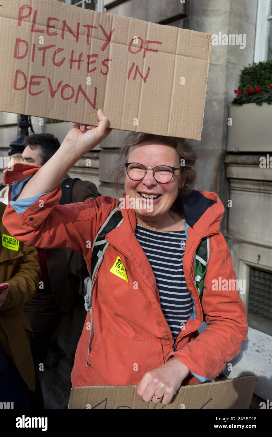 An dem Tag, an dem die Mitglieder des Parlaments saß auf einem Samstag (das erste Mal seit 37 Jahren und betitelt uper Samstag"), um für Premierminister Boris Johnson's Brexit Abkommen mit der EU in Brüssel, eine Million Remainers (laut Veranstalter) marschierten durch die Hauptstadt ihre Opposition gegen eine Brexit Stimme zu Stimme und rufen zu einer Abstimmung der Völker, am 19. Oktober 2019, in London, England. Stockfoto