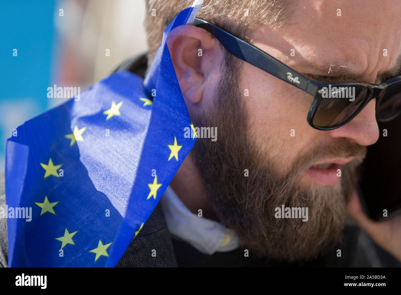 An dem Tag, an dem die Mitglieder des Parlaments saß auf einem Samstag (das erste Mal seit 37 Jahren und betitelt uper Samstag"), um für Premierminister Boris Johnson's Brexit Abkommen mit der EU in Brüssel, eine Million Remainers (laut Veranstalter) marschierten durch die Hauptstadt ihre Opposition gegen eine Brexit Stimme zu Stimme und rufen zu einer Abstimmung der Völker, am 19. Oktober 2019, in London, England. Stockfoto