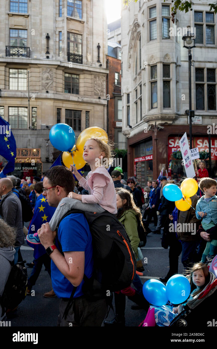 An dem Tag, an dem die Mitglieder des Parlaments saß auf einem Samstag (das erste Mal seit 37 Jahren und betitelt uper Samstag"), um für Premierminister Boris Johnson's Brexit Abkommen mit der EU in Brüssel, eine Million Remainers (laut Veranstalter) marschierten durch die Hauptstadt ihre Opposition gegen eine Brexit Stimme zu Stimme und rufen zu einer Abstimmung der Völker, am 19. Oktober 2019, in London, England. Stockfoto