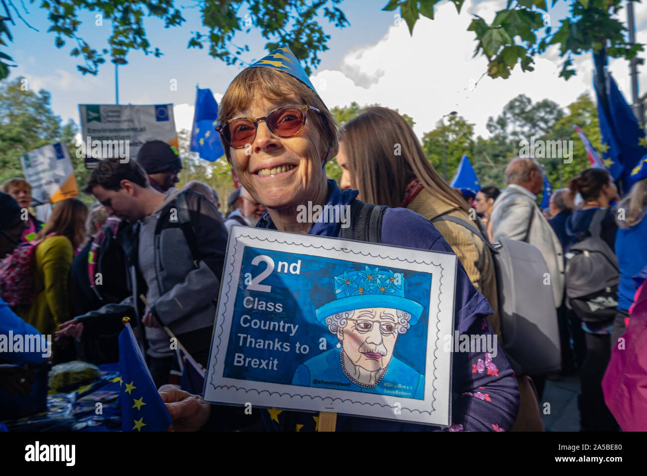 London, Großbritannien. 19. Oktober 2019. Eine Frau hält ein Plakat, einen Stempel mit der Meldung 2. Klasse Land Dank Brexit. Eine riesige Menschenmenge versammelt sich auf Park Lane für die People's Choice März Aufruf für ein Referendum über die Brexit ausgehandelt von Boris Johnson. Sie sagen, daß wir wissen jetzt mehr über was Brexit bedeuten würde, die Öffentlichkeit müssen aufgefordert werden, eine informierte Entscheidung darüber, ob Europa verlassen zu müssen. Viele deutlich gemacht, ihren Wunsch in der EU, das ist ein weitaus besseres tun, als Johnson ausgehandelt hat und dass Sie die Tories nicht vertrauen nicht eine "No Deal" Ausfahrt auszuüben, wenn erlaubt, voran zu gehen. Peter Ma Stockfoto