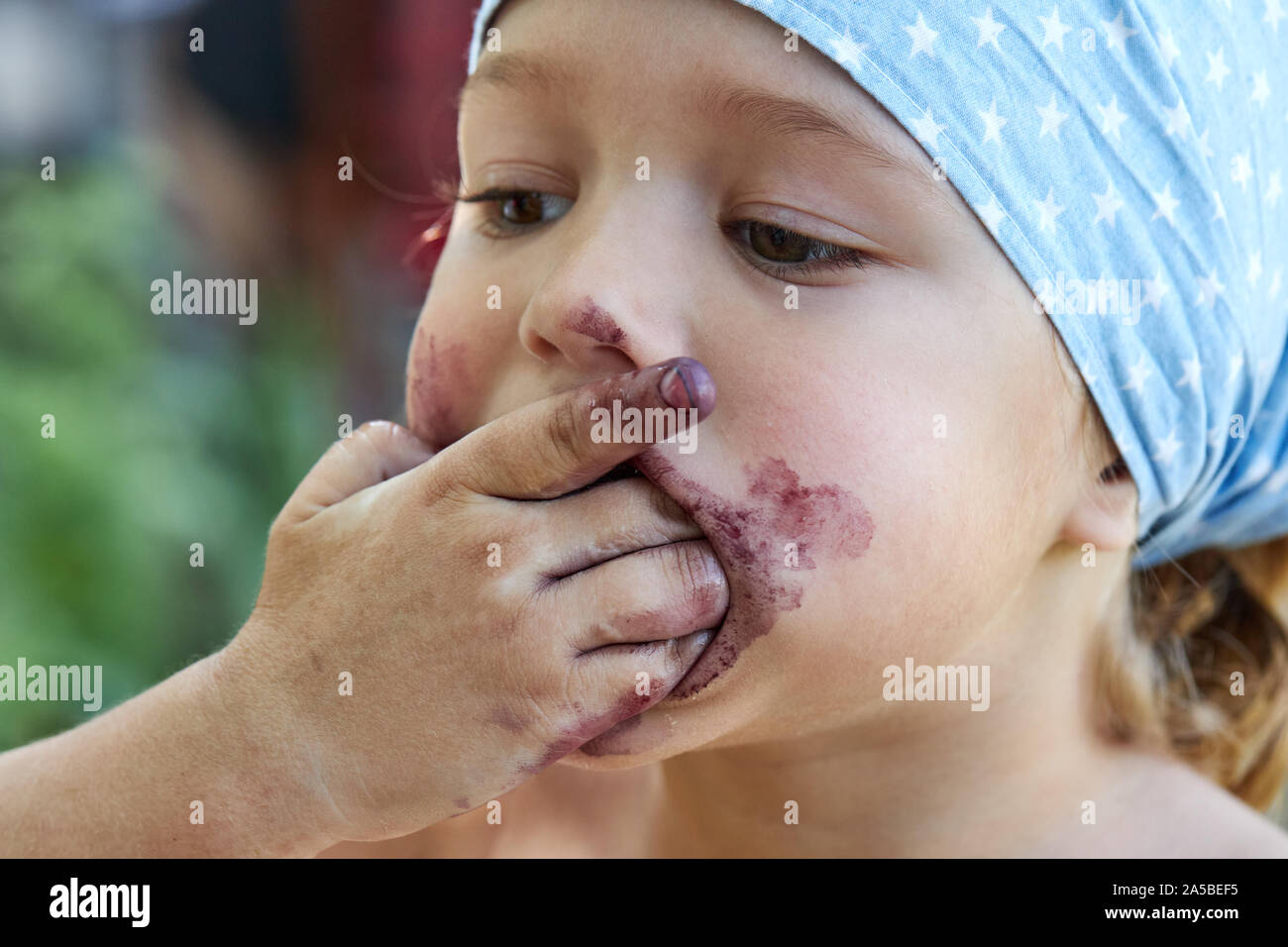 Kleines Mädchen essen Mulberry Beeren Stockfoto