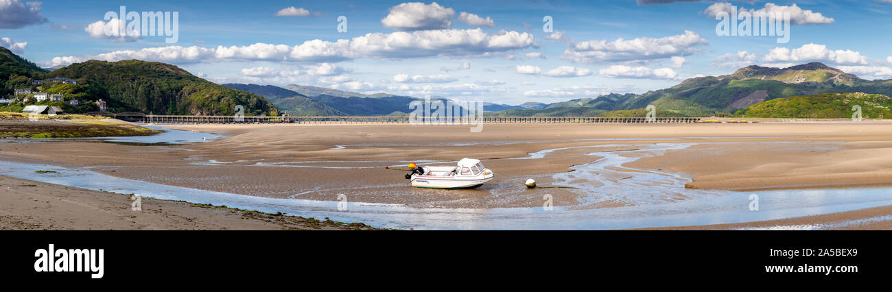 Boot festgemacht in der Mündung des Mawddach bei Ebbe an der walisischen Küste Stockfoto