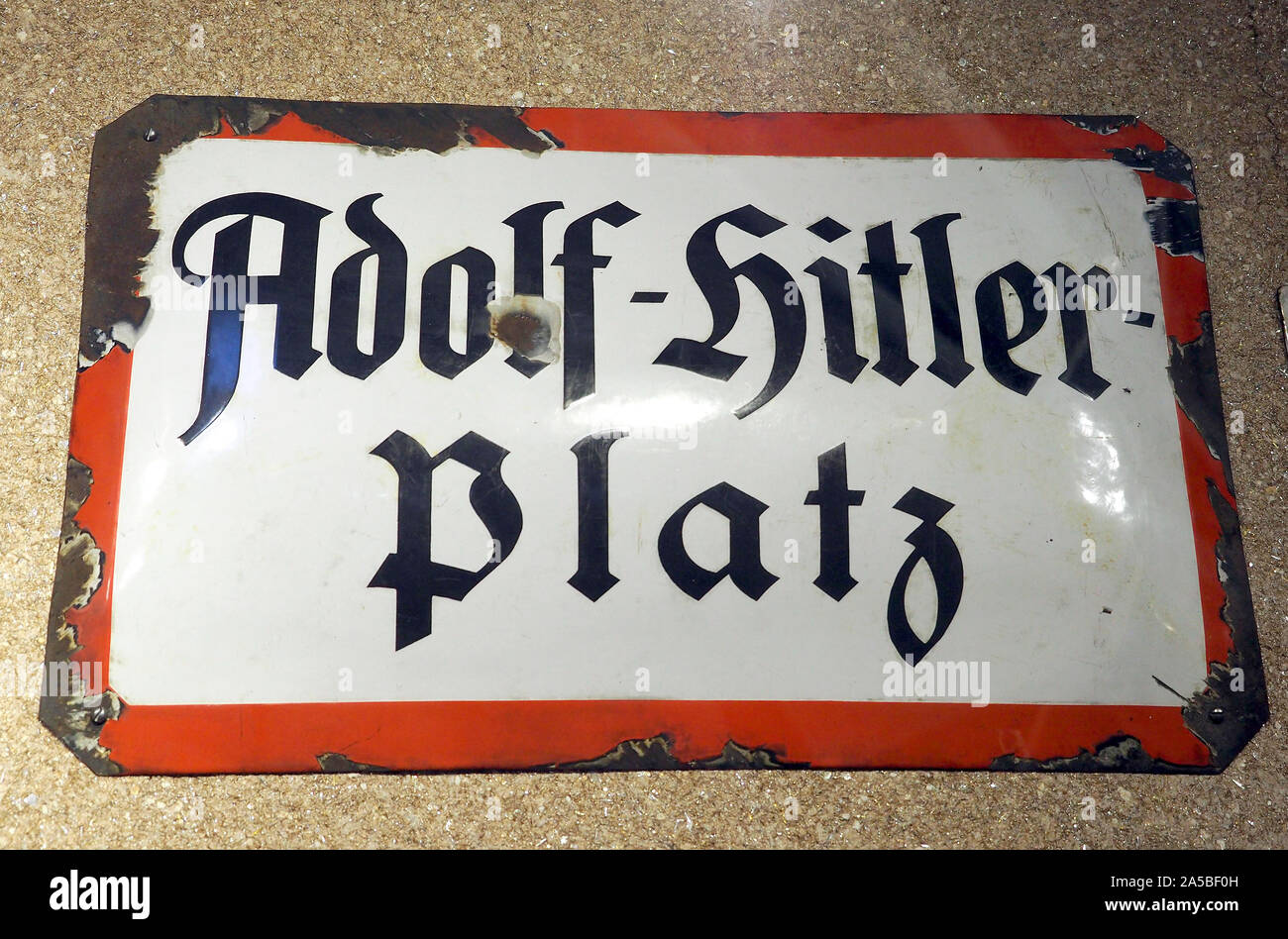 Adolf Hitler Platz anmelden. Das Museum für Militärische Geschichte in Wien, Österreich Stockfoto